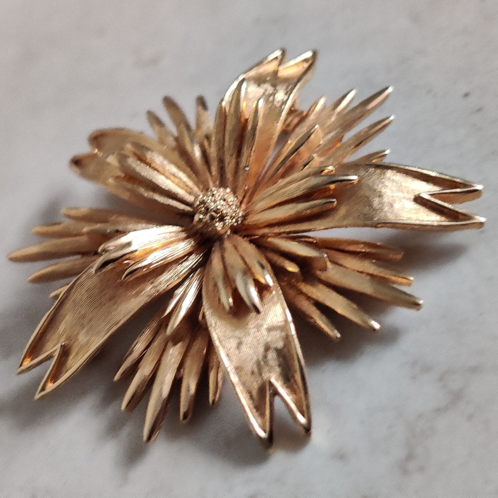 Vintage Matte Gold Tone Starburst Flower Brooch Boucher D'Orlan